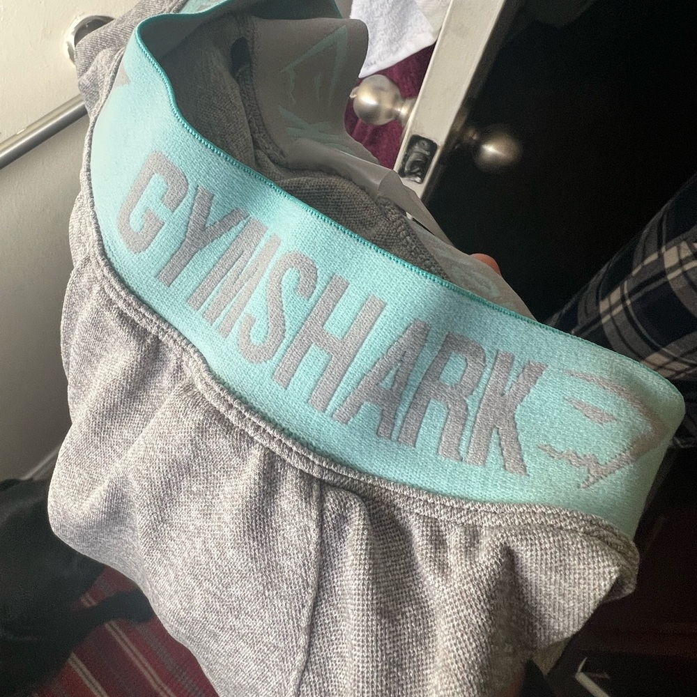 Gym shark leggings